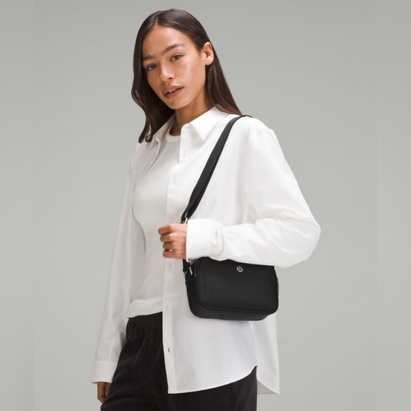 Lululemon Crossbody Camera Bag 2L (black) - Picture 4 of 9